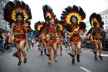 Berlin  tanzende Frauen der Gruppe Amigos del Folklore auf dem Karneval der Kulturen