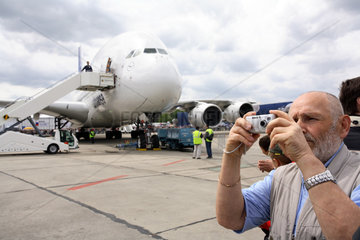 Besucher fotografiert und Airbus A380 auf der ILA