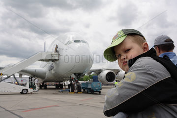 Junge und Airbus A380 auf der ILA