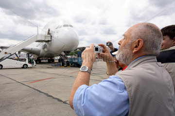 Besucher fotografiert den Airbus A380 auf der ILA