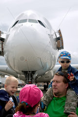 Polnische Familie und Airbus A380 auf der ILA