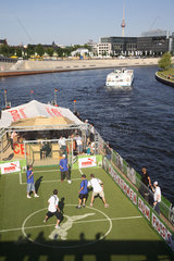 Puma-Boat: Schiff mit Fussballfeld auf der Spree zur WM 2006 in Berlin