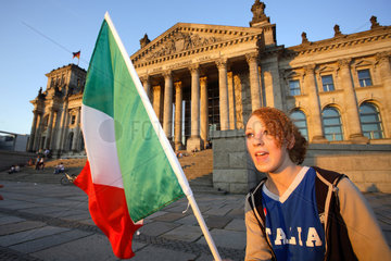 Fussballfans WM 2006: Maedchen mit italienischer Fahne vor dem Reichstag in Berlin