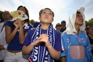 Fussballfans WM 2006: Japanische Frauen  eine faltet die Haende