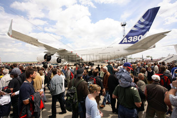 Menschenmenge und Airbus A380 auf der ILA