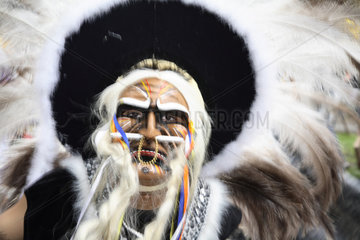 Berlin  Maske eines Mannes der Gruppe Amigos del Folklore auf dem Karneval der Kulturen