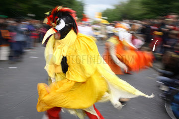 Berlin  Mann als Vogel verkleidet auf dem Karneval der Kulturen