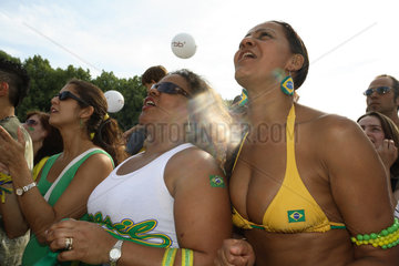 Fussballfans WM 2006: Brasilianerinnen sommerlich angezogen