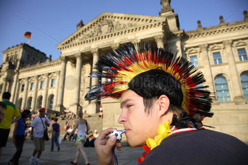 Fussballfans WM 2006: Deutscher Fan mit Peruecke vor dem Reichstag in Berlin