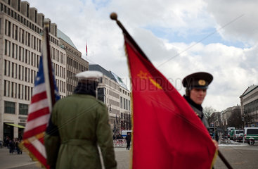 Berlin  Deutschland  Darsteller mit amerikanischer und russischer Uniform  Pariser Platz