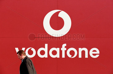 Hannover  CeBIT 2005  Logo der Vodafone D2 GmbH