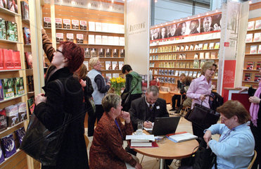 Leipziger Buchmesse  Messebesucher am Stand des Karl Blessing Verlages