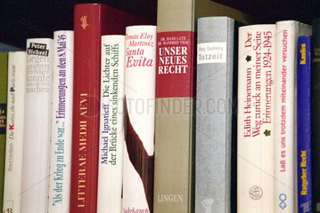 Leipziger Buchmesse  Regal mit verschiedenen Buechern