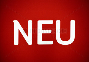 Berlin  das Wort -NEU- in weissen Buchstaben auf rotem Grund