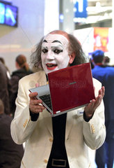 Hannover  CeBIT 2005 - Ein Clown praesentiert ein SAMSUNG-Notebook