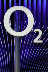 Hannover  CeBIT 2005  Logo von O2 mit Lichtinstallation