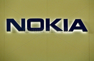 Hannover  CeBIT 2005  Schriftzug des Mobiltelefonproduzenten Nokia