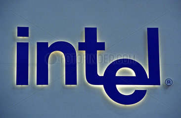 Hannover  CeBIT 2005  Schriftzug des Chipherstellers Intel