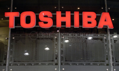 Hannover  CeBIT 2005  Schriftzug des Elektronikkonzerns Toshiba