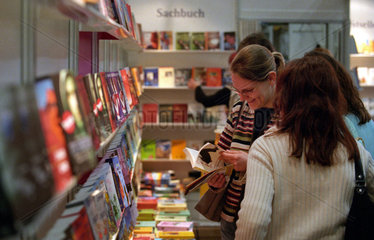 Leipziger Buchmesse  Messebesucherinnen beim Stoebern