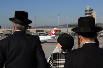 Besucher auf dem Flughafen Zuerich (Schweiz)