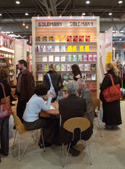 Besucher der Leipziger Buchmesse  Messestand Goldmann Verlag