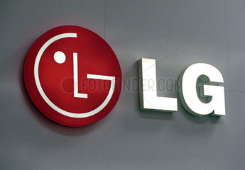 Hannover  CeBIT 2005  Logo des Elektronikkonzerns LG