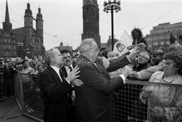 Halle  Helmut Kohl wird waehrend eines Besuches in Halle von Demonstranten mit Eiern beworfen