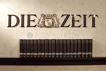 Leipziger Buchmesse  Logo und Lexikonreihe der ZEIT