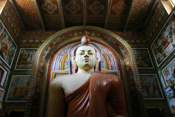 Dodanduwa  Sri Lanka  Buddhastatue im Tempel Kumarakanda Rajamaha Viharaya