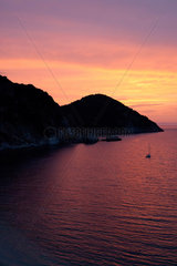 Portoferraio  Italien  die Bucht Sansone bei Sonnenuntergang