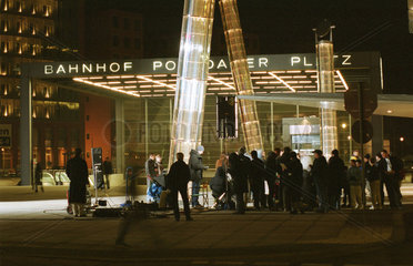 Berlin  Deutschland  Filmcrew bei Dreharbeiten am Potsdamer Platz