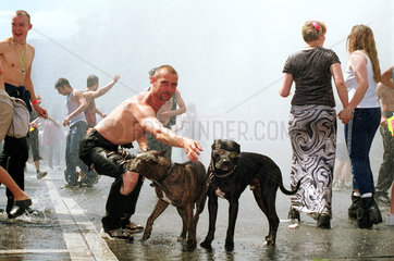 Berlin  Deutschland  junger Mann mit Hunden unter der Dusche auf der Loveparade