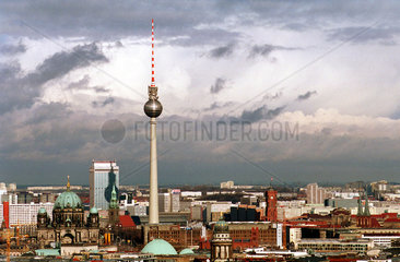 Berlin  Deutschland  Sicht Richtung Fernsehturm bei starker Wolkenbildung