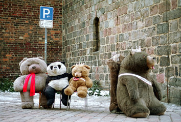 Berlin  Deutschland  Stoffbaeren sitzen auf Stuehlen auf der Strasse