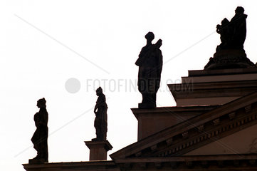 Silhouetten von Statuen auf dem Deutschen Dom