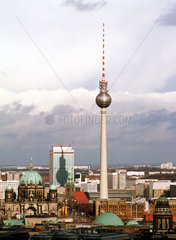 Berlin  Deutschland  Sicht Richtung Fernsehturm bei starker Wolkenbildung