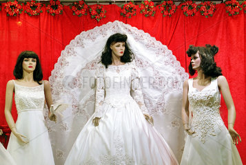 Berlin  Deutschland  Schaufensterpuppen in Brautkleidung