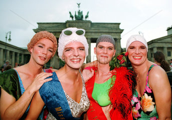 Berlin  Deutschland  vier Schoenheiten mit Badehauben auf dem CSD