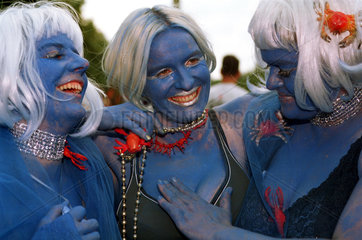 Berlin  Deutschland  drei Frauen in Blau auf dem Christopher Street Day