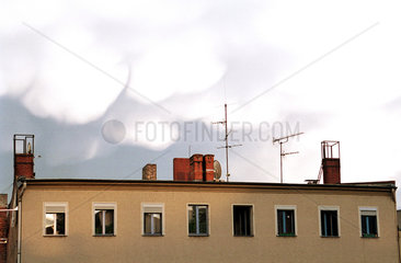 Berlin  Deutschland  Gewitterwolken (Mammatus-Wolken) ueber einem Mietshaus