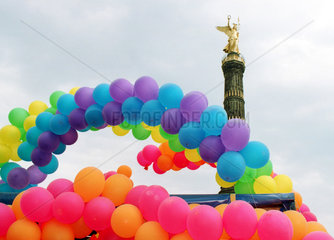 Berlin  Deutschland  bunte Luftballons vor der Siegessaeule