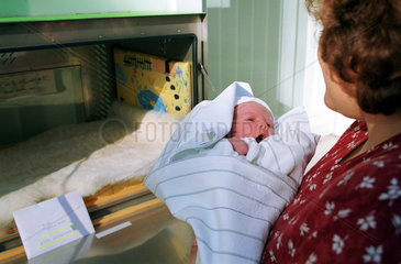 GESTELLTE SZENE: Kind wird in die Babyklappe gelegt