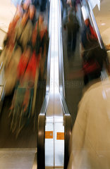Berlin  Deutschland  Leute auf einer Rolltreppe