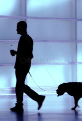 Die Silhouette eines Mannes mit Hund