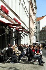 Berlin  Deutschland  Gaeste sitzen vor dem Caras Gourmet Coffee