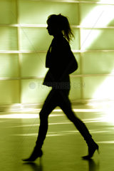 Die Silhouette einer jungen Frau mit langen Beinen