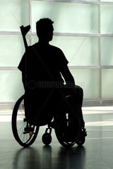 Die Silhouette eines Mannes im Rollstuhl