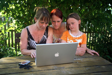 Prangendorf  Deutschland  Frauen und ein Kind surfen im Internet