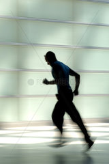 Die Silhouette eines rennenden Mannes